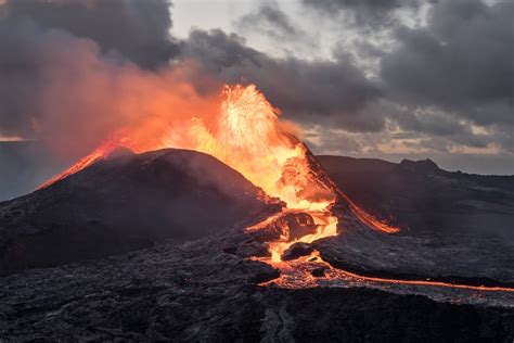 Storm Chaser Captures Incredible Footage of Iceland’s Fagradalsfjall ...