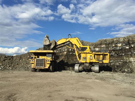 The Dozer battle: Komatsu D475A-5 vs Cat D11T | Truck & Trailer