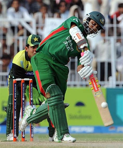 Tamim Iqbal acknowledges the cheers for his half-century | ESPNcricinfo.com