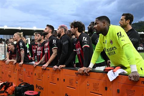 Ultras give AC Milan players pitchside 'b*llocking' ahead of Inter ...