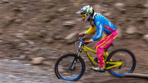 What Is a Good Beginner Downhill Bike? 9 Key Factors – FatBike Planet