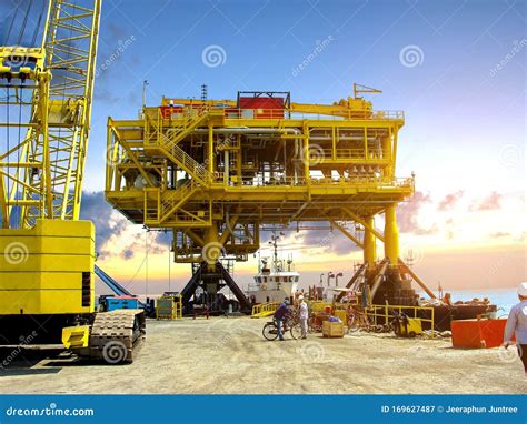 Rig Platform during Construction Editorial Photography - Image of build ...