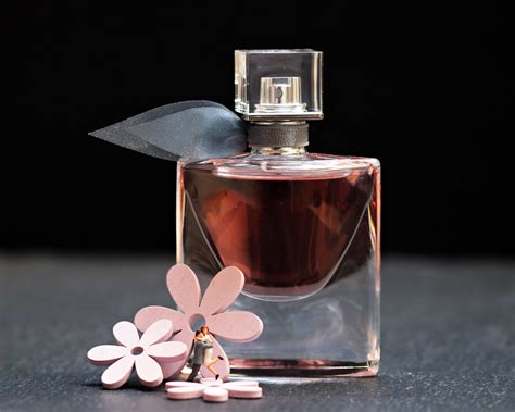 Free picture: perfume, bottle, flower, glass, fragrance, luxury, object