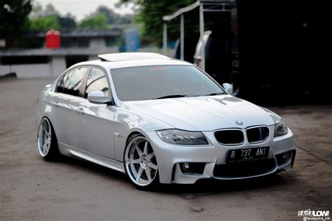 Rommy dan Modifikasi Stance di BMW E90 tahun 2010 – GETTINLOW