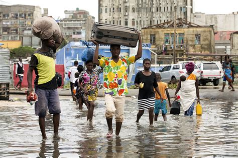 Cyclone's huge floods endanger thousands in southern Africa