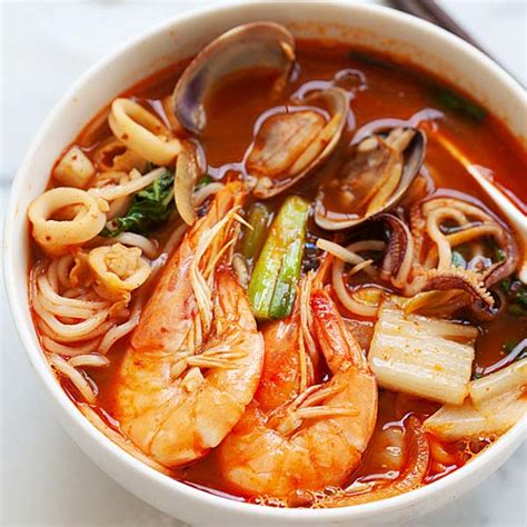 Jjamppong (Korean Seafood Noodle Soup) - Rasa Malaysia