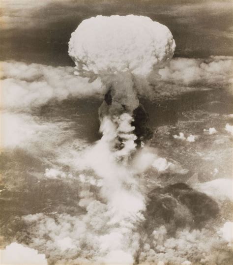 Under a Mushroom Cloud: Hiroshima, Nagasaki, and the Atomic Bomb ...