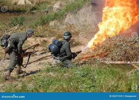 Deutscher Soldat Mit Flammenwerfer Stockfoto - Bild von gefährlich ...