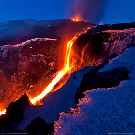 The Eyjafjallajkull volcano in active, Iceland | Volcano pictures ...