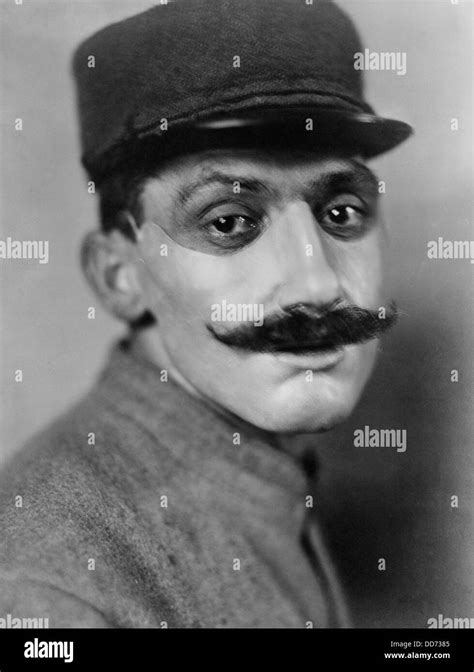 World War 1. French soldier, whose face was disfigured in World War I ...