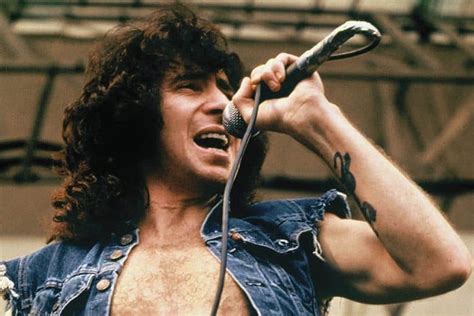 The terrible end of Bon Scott, first AC / DC singer: drowned in his own ...