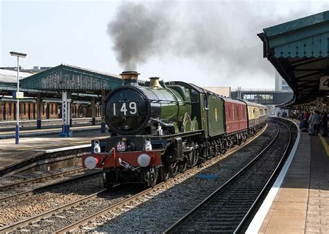 GWR Castle Class loco. no. 5043 Earl of Mount Edgcumbe steaming west ...