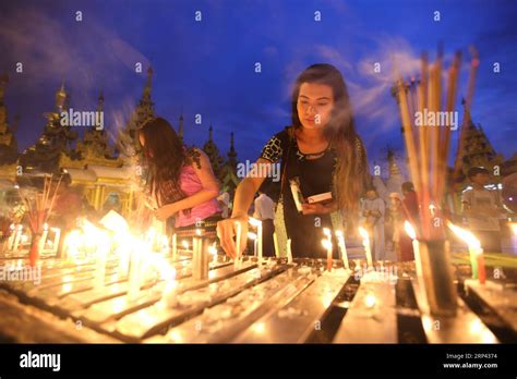 (181024) -- YANGON, Oct. 24, 2018 -- People lights candles to pray on ...