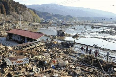 Scenes of destruction after Japan's tsunami, quake | Minnesota Public ...