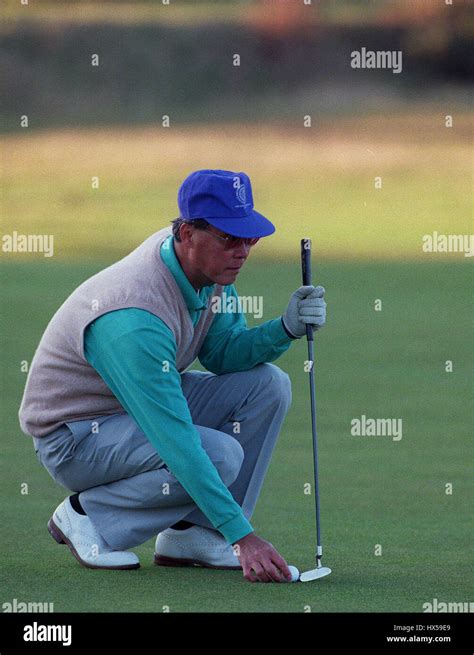 GOH CHOK TONG PRIME MINISTER OF SINGAPORE LINES UP PUTT 17 December ...