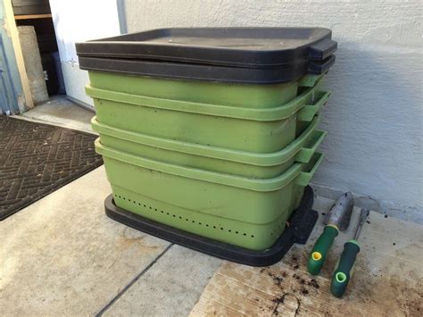 Making Worm Compost Bin / DIY Wormery: How To Make A Worm Compost Bin ...