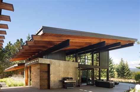 Steel beams support dramatic roof overhangs at Washington state retreat ...