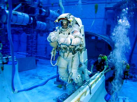 Watch how NASA trains its astronauts to be weightless underwater in 360 ...