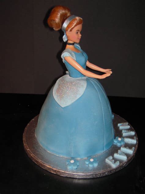 Eileen Atkinson's Celebration Cakes: Cinderella cake