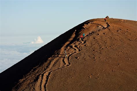 Hiking Mauna Kea in Hawaii 2024 - Rove.me