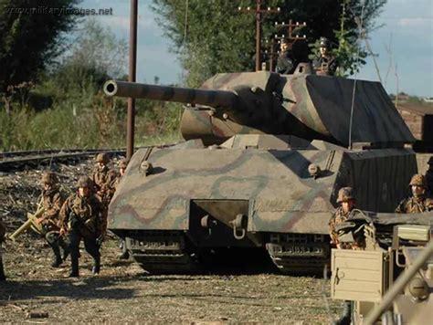 Panzerkampfwagen VIII Maus & SS troops | MilitaryImages.Net