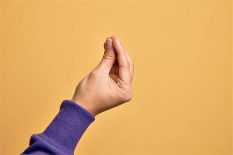 Top 10 Italian Hand Gestures Italians Use All the Time | Mondly Blog