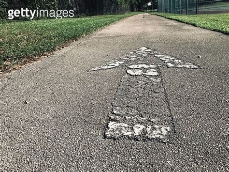 close up arrow road sign on asphalt road 이미지 (1158508887) - 게티이미지뱅크