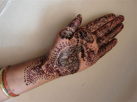 File:A aesthetic henna.JPG - Wikimedia Commons