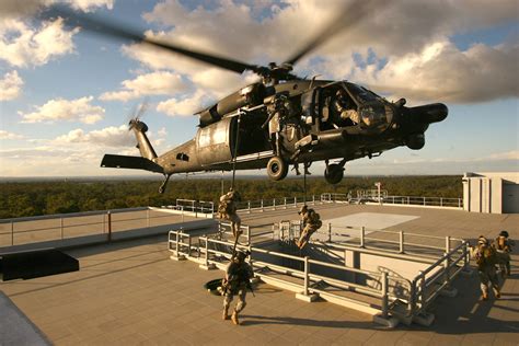 Photo : MH-60 - special operations fast rope