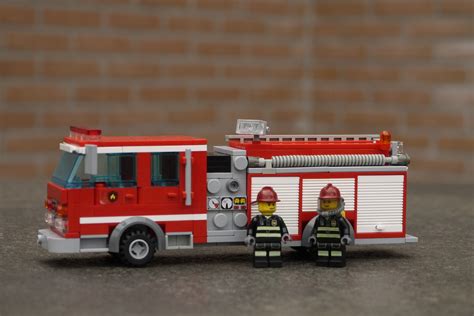 LEGO fire engine MOC | Credits to S Asbury | Martin's Bricks | Flickr