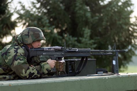 File:M60 machine gun DF-SD-04-09907.jpg - Wikipedia