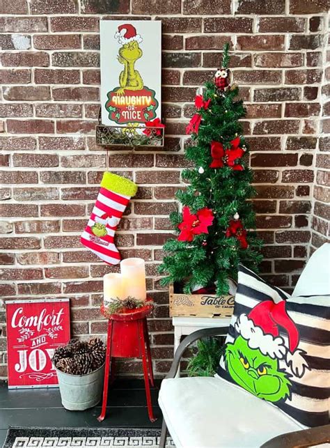 Grinch Outdoor Christmas Decorations - Cute Holiday Decor Ideas