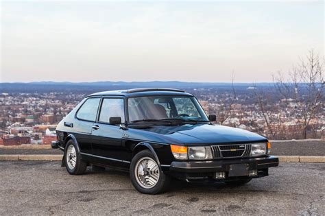 Saab 900 Turbo - The Quirky 1980s Performance Icon - Car News Central