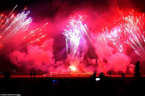 Stunning photos show pyrotechnic display of the Burning Man effigy ...