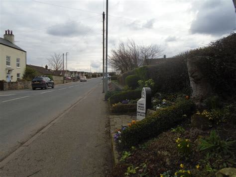 Old milestone © Chris Minto :: Geograph Britain and Ireland