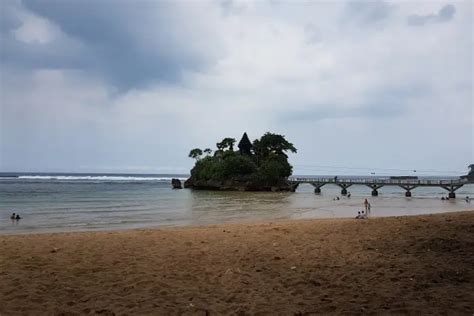 Pantai Balekambang, wisata pantai dengan pesona pulau dan pura di ...