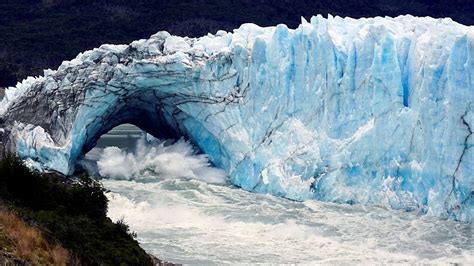 Ice bridge collapse dazzles tourists in Argentina | Euronews