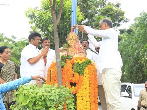 Telangana: Harish Rao pays tribute to Chakali Ilamma on her death ...