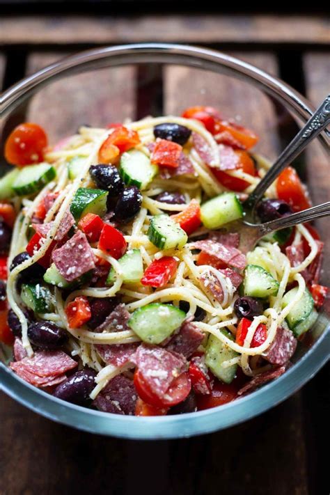 Italienischer Nudelsalat mit Salami (super einfach & so gut ...