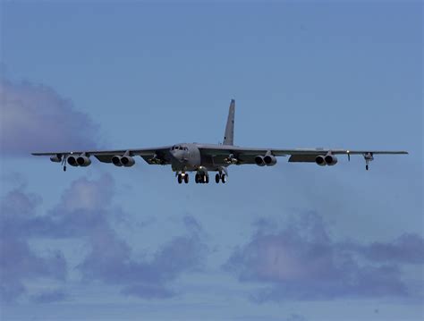 File:B-52 Stratofortress landing.jpg