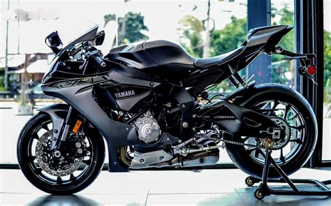 A real beauty, Black Yamaha R1 : MotorcyclePorn