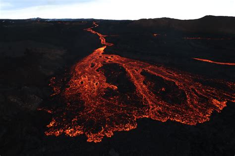 Raging Mauna Loa Lava River Filmed Flowing From Volcano Like a Fiery ...