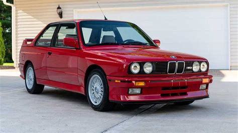 BMW M3 E30 o BMW M8 super accessoriata: voi cosa comprereste?