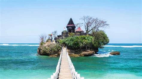 11 Spot Foto Pantai Balekambang MALANG (Harga Tiket, Rute Lokasi)