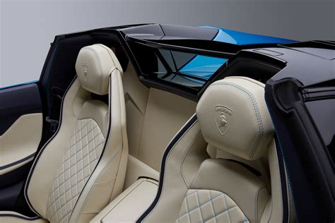 Lamborghini Aventador S Roadster Interior - Car Body Design