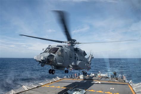 SNAFU!: CH-148 Cyclone helicopter takes off from HMCS Ville de Québec ...