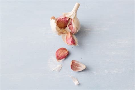 How To Eat A Whole Garlic Clove - Recipes.net