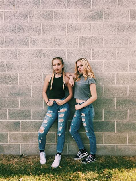 best friends•ripped jeans• insta•@emmy.christensen | Friend pictures ...