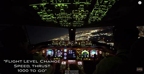 Boeing 777 Cockpit Night / Cockpit Night Lighting Boeing 777 Worldliner ...