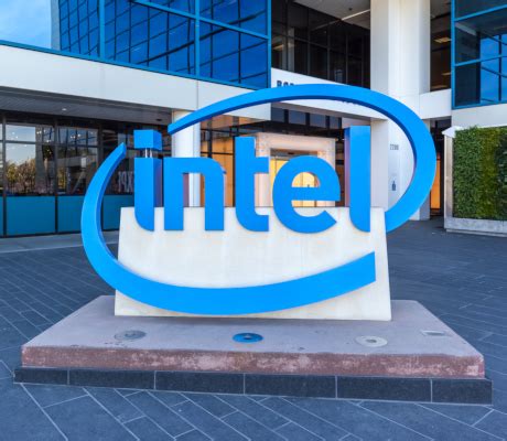 3 Reasons to Consider Intel Corporatio (NASDAQ:INTC) Stock